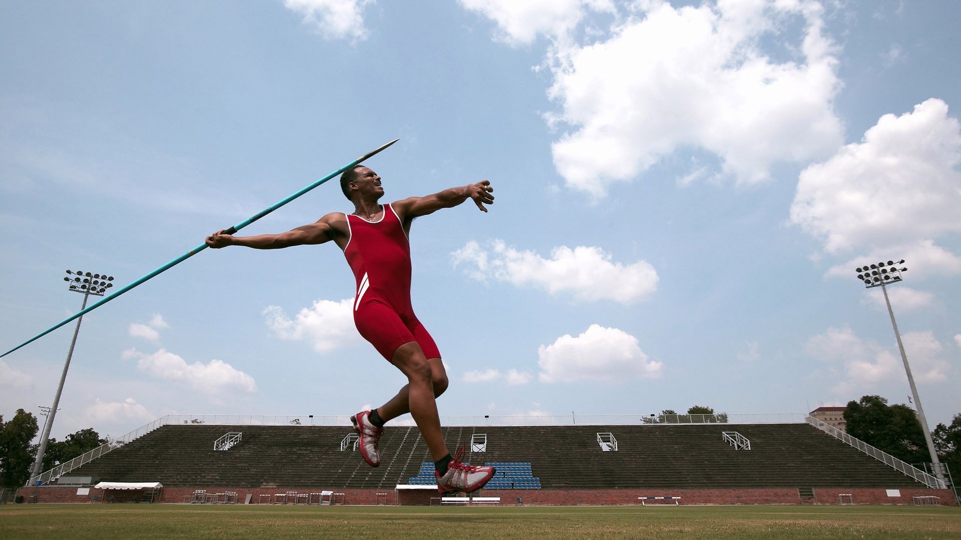 凯恩回归赛场，大胜首场状态亮眼，湖人观众沸腾！